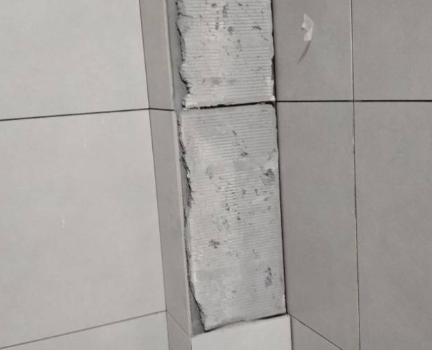 高唐瓷砖空鼓维修公司分享下瓷砖施工前基层浇水润湿程度不足，可能导致以下问题